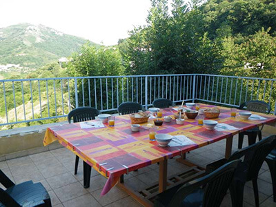 Petit-déjeuner en terrasse